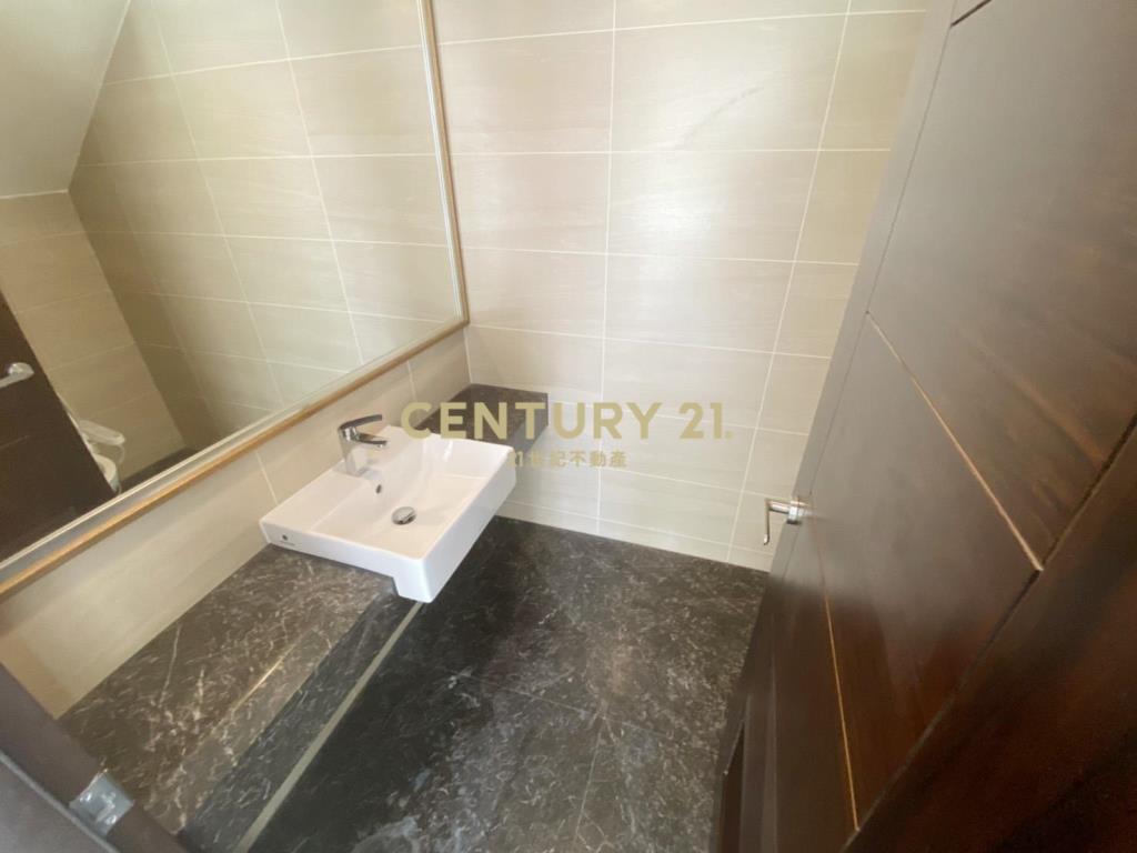 天際三角窗金店面