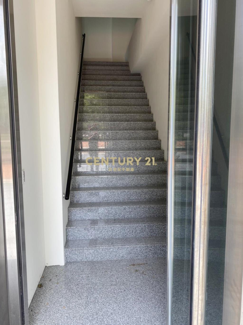 天際三角窗金店面