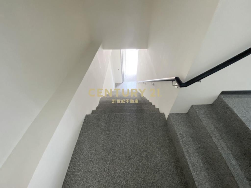 天際三角窗金店面