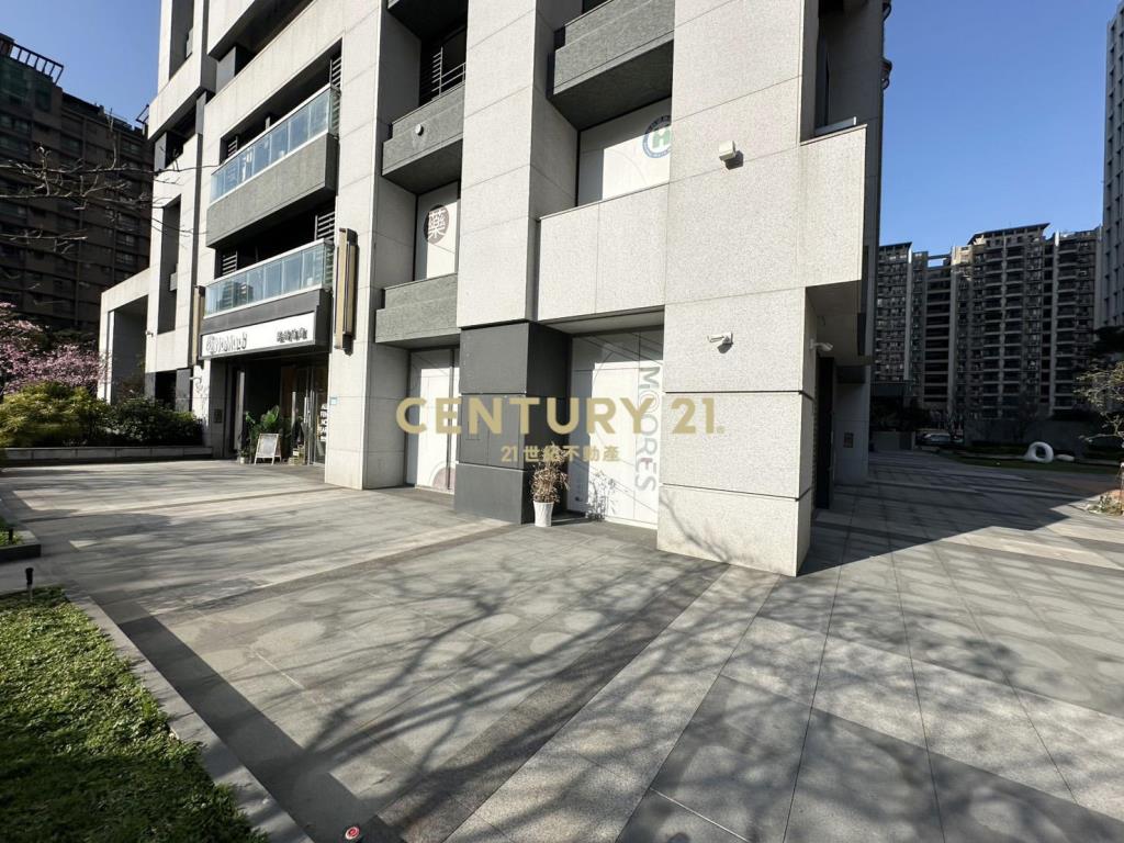 天際三角窗金店面