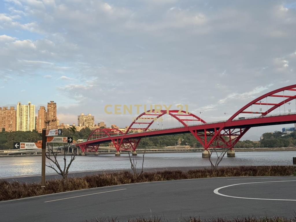 八里橋頭黃金產業地標