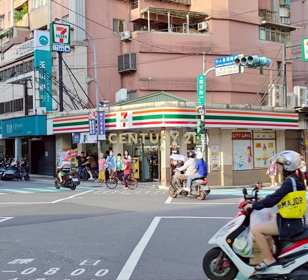 新莊民安西路公園特區華廈4房車