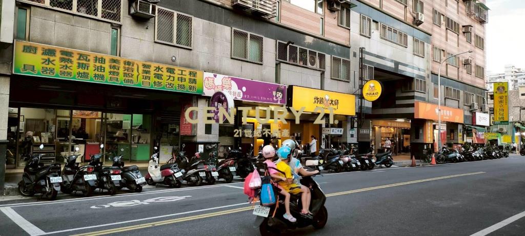 新莊民安西路公園特區華廈4房車