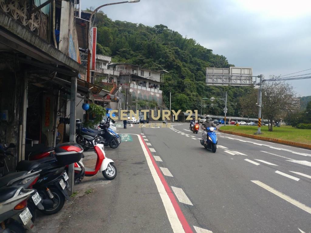 八堵車站旁透天店面