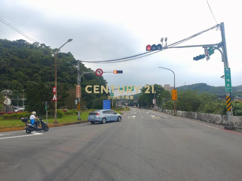 八堵車站旁透天店面