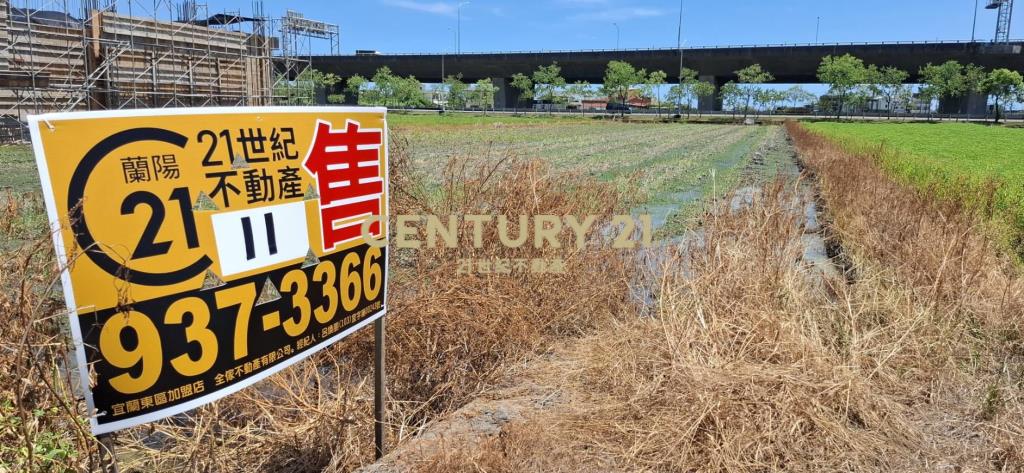 AC877礁溪高速公路旁足坪農地