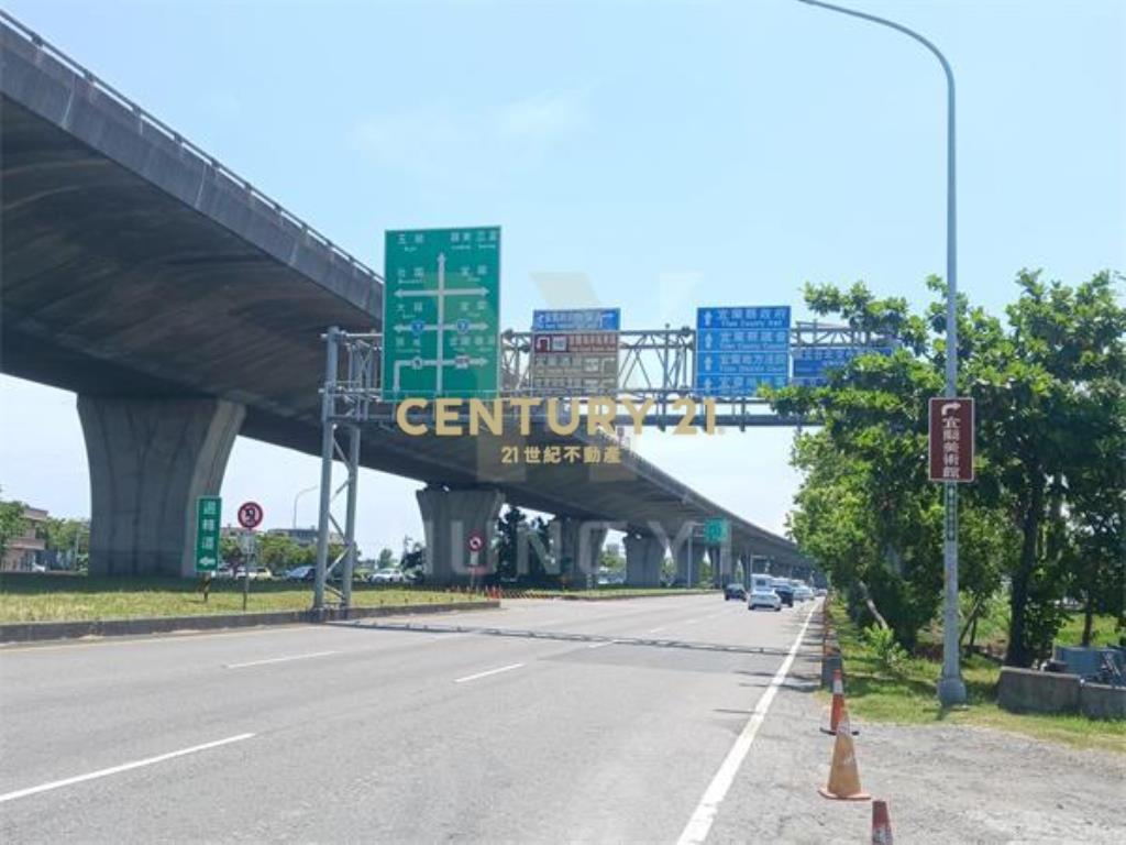 AC877礁溪高速公路旁足坪農地