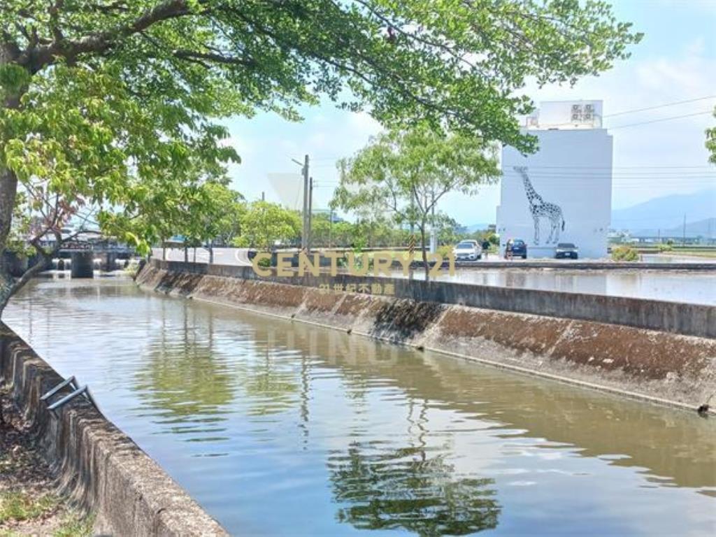 AC877礁溪高速公路旁足坪農地