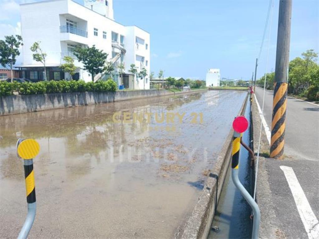 AC877礁溪高速公路旁足坪農地