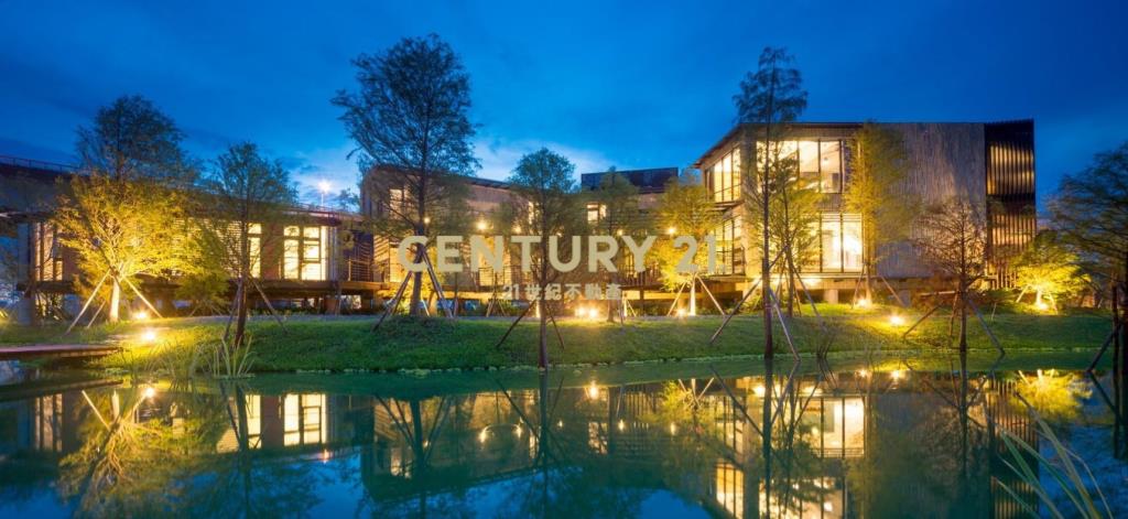 EE102冬山河畔 光曲之影空中農舍