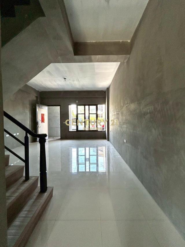 EB366縣政旁全新雙併別墅