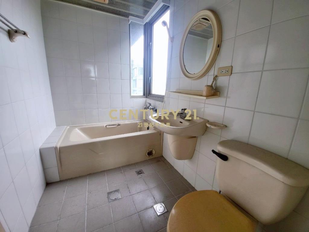 BA451宜中大三房車位華廈