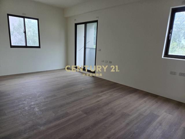 FG083高鐵角窗別墅店面