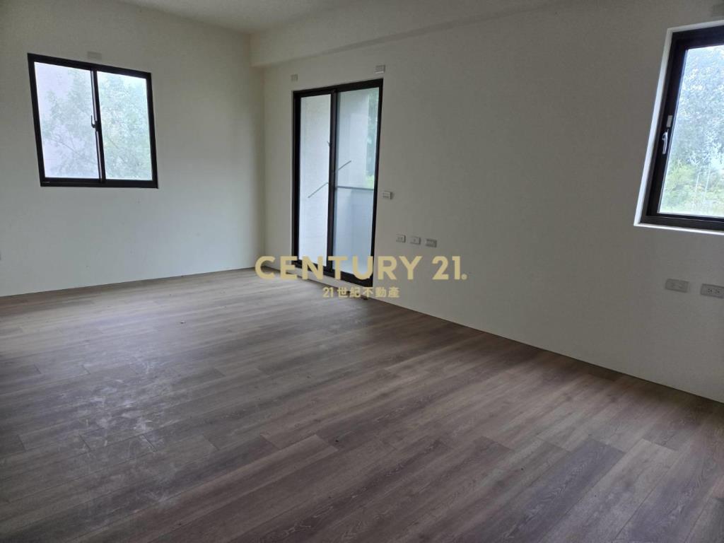 FG083高鐵角窗別墅店面