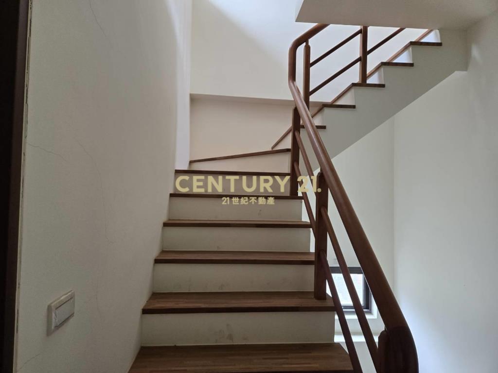 FG083高鐵角窗別墅店面