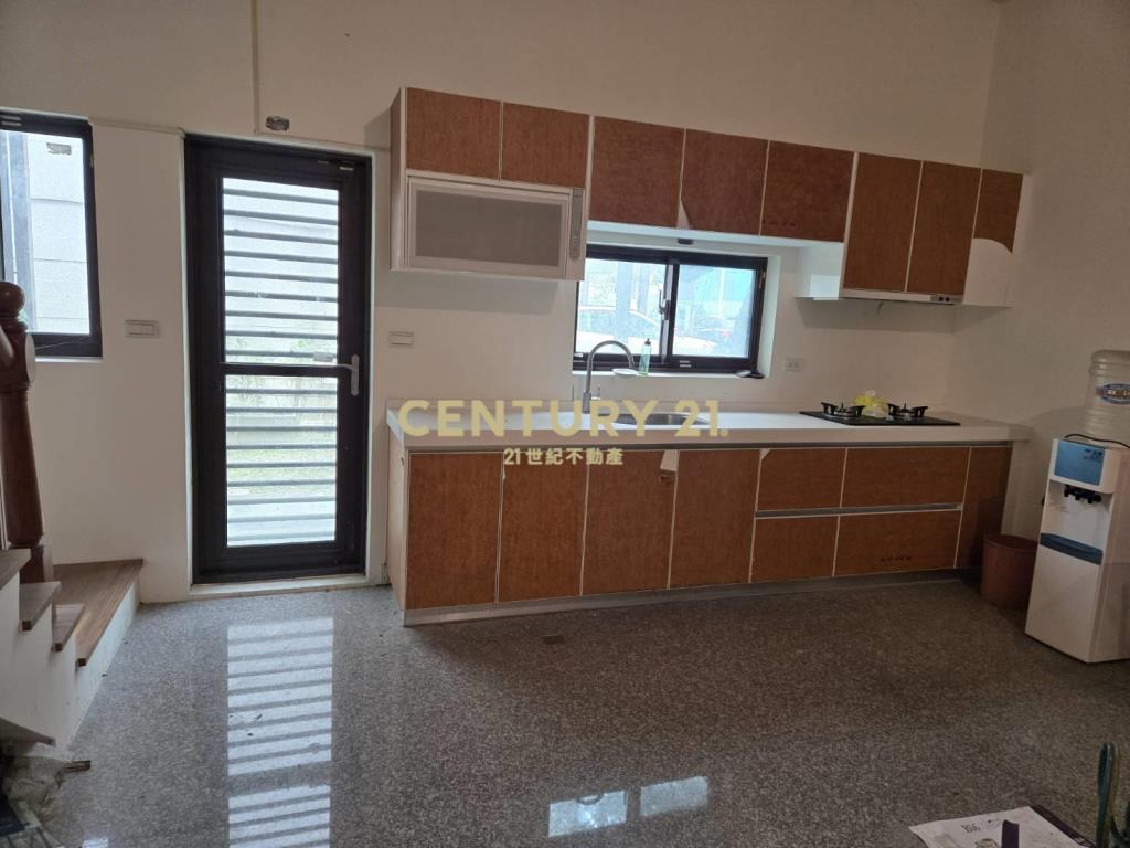 FG083高鐵角窗別墅店面