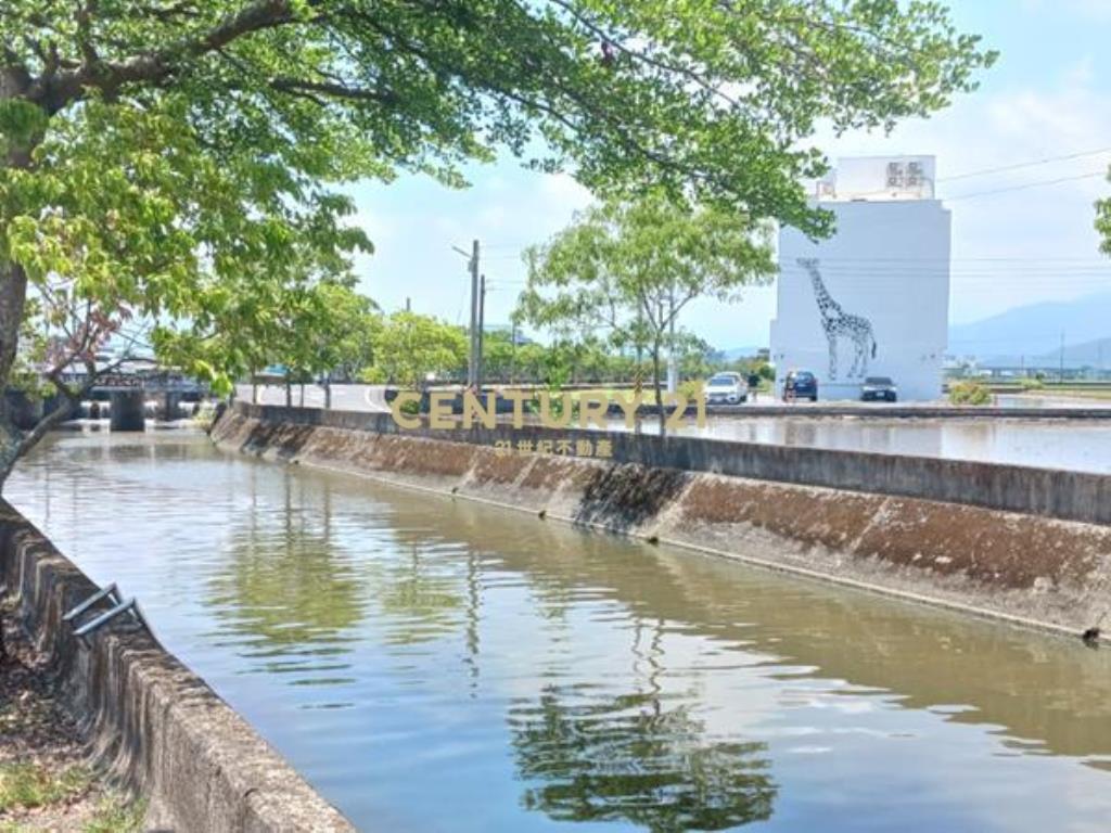 AC877礁溪高速公路旁足坪農地