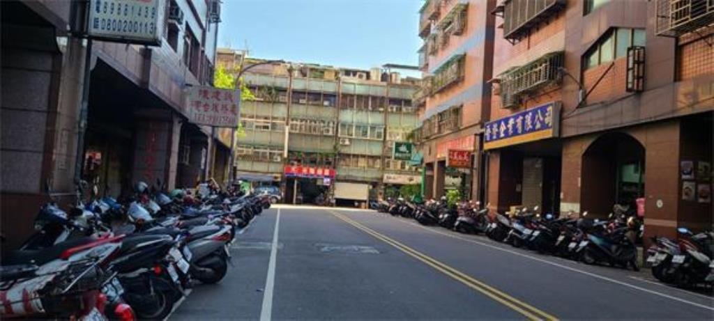 ㊝三角窗金店面