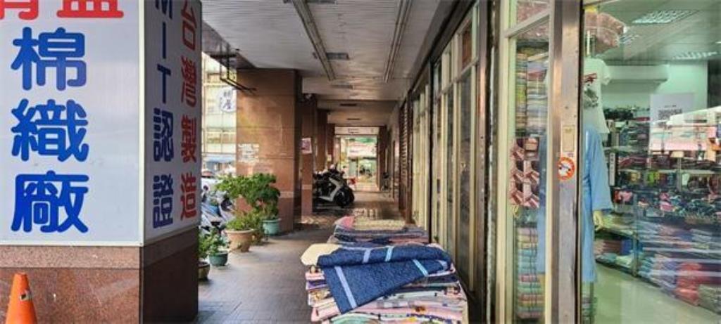 ㊝三角窗金店面
