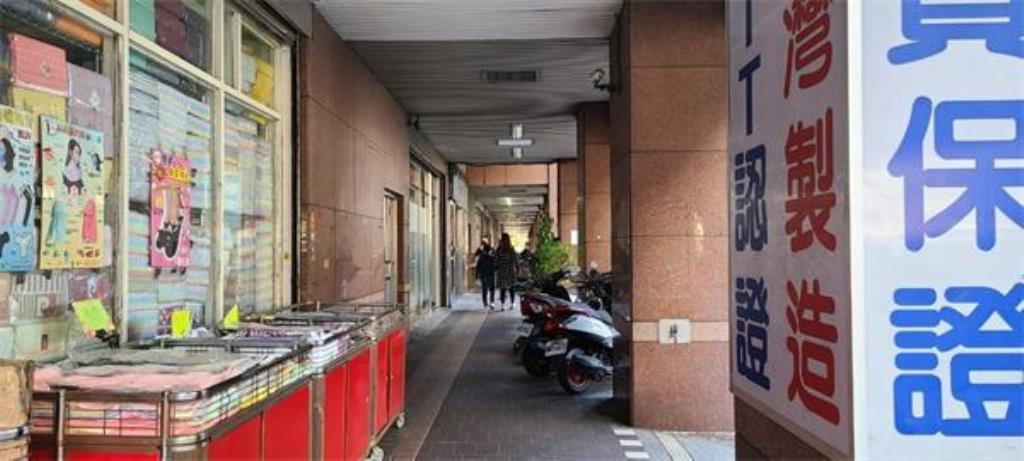 ㊝三角窗金店面