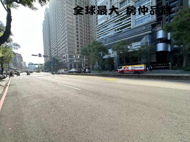 ㊝新板大遠百金店