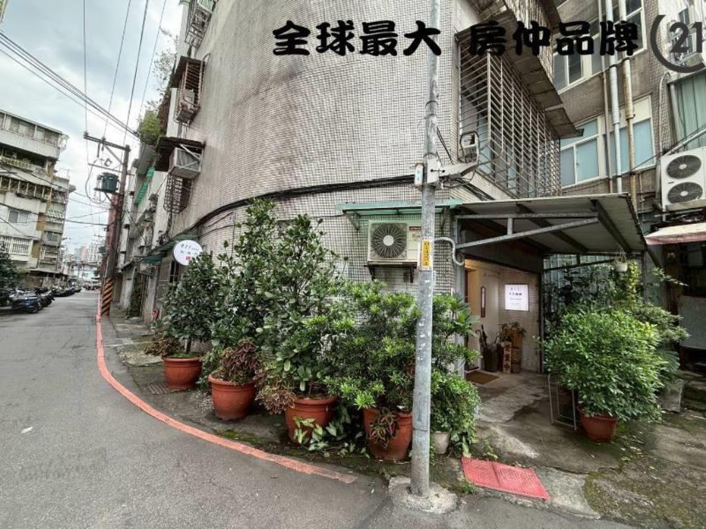 ㊝板橋車站旁稀有一樓金店面