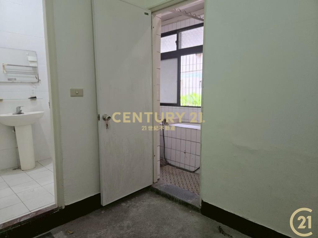 三重站.集美商圈.原始屋況低樓層