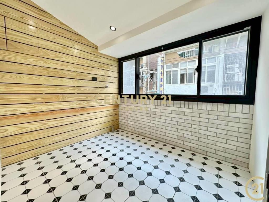 力行商圈三重國中站後竹圍街漂亮透天好停車