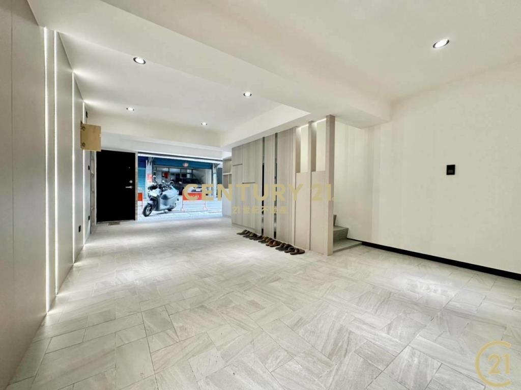 力行商圈三重國中站後竹圍街漂亮透天好停車