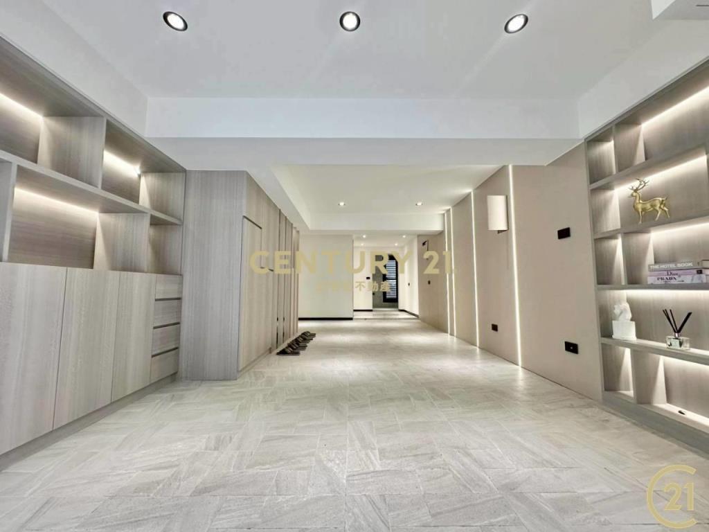 力行商圈三重國中站後竹圍街漂亮透天好停車