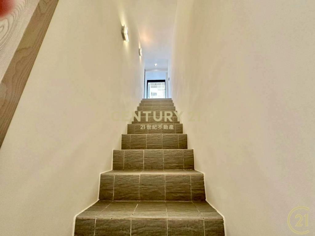 力行商圈三重國中站後竹圍街漂亮透天好停車