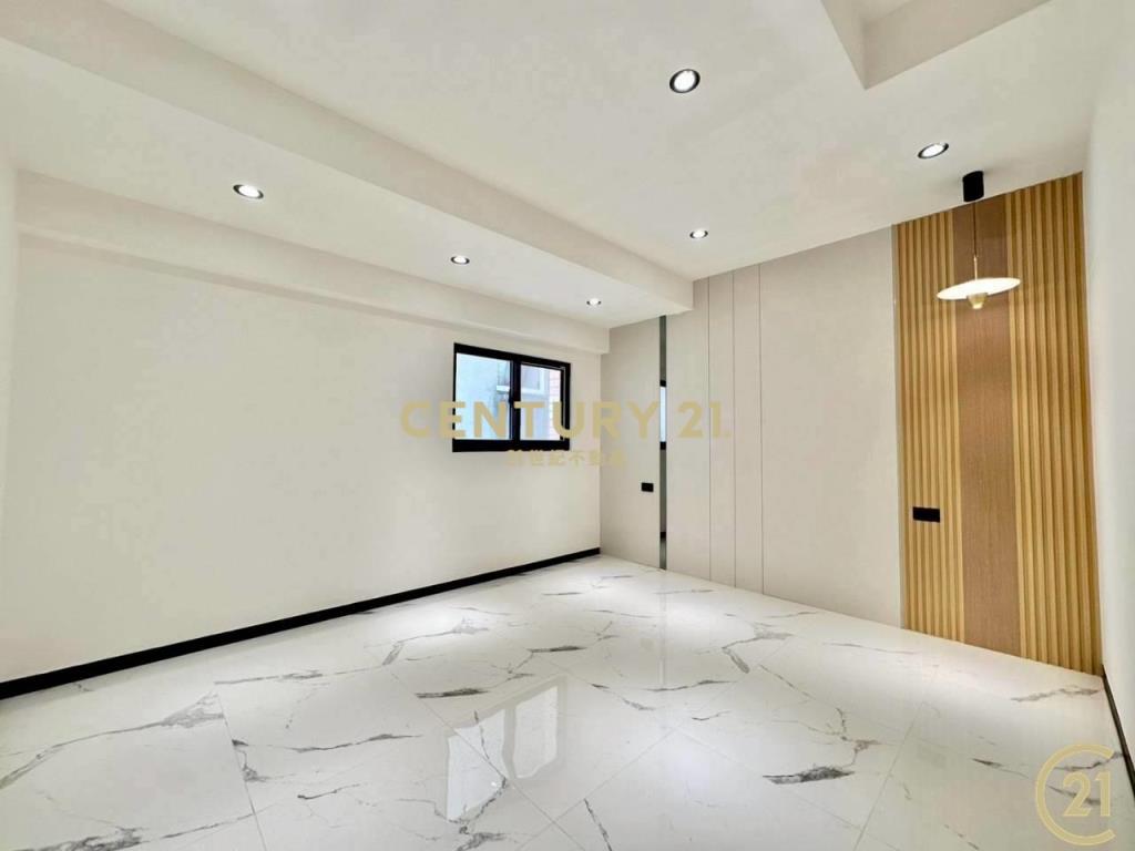 力行商圈三重國中站後竹圍街漂亮透天好停車