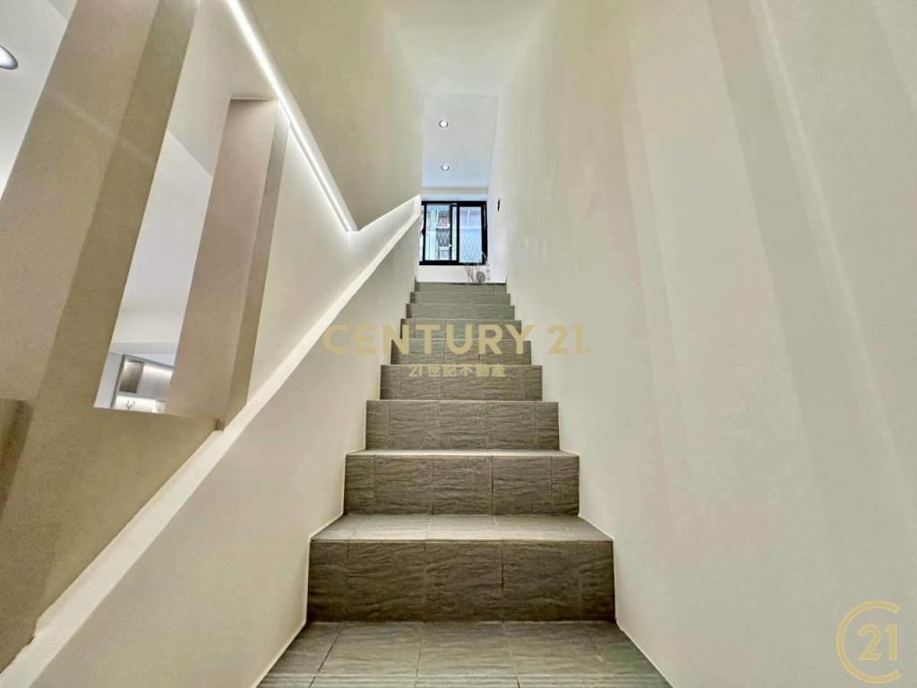 力行商圈三重國中站後竹圍街漂亮透天好停車