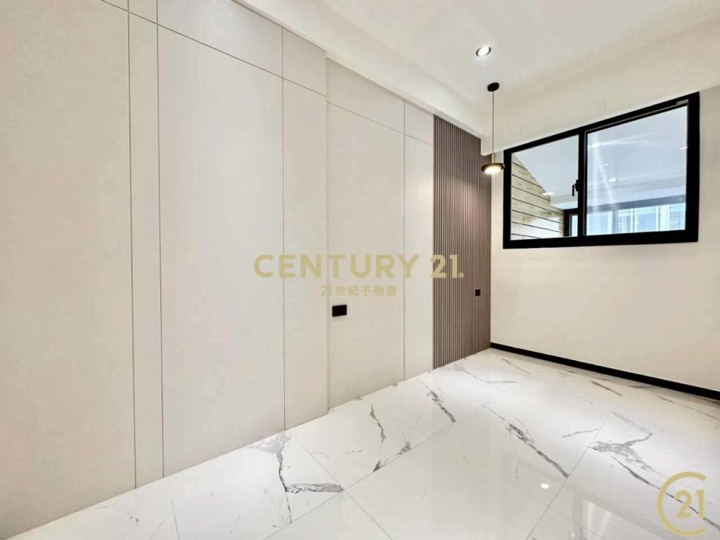 力行商圈三重國中站後竹圍街漂亮透天好停車