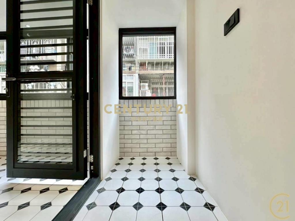 力行商圈三重國中站後竹圍街漂亮透天好停車