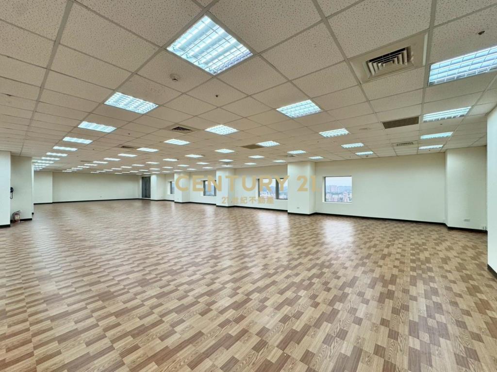 U-Town簡裝半層大廠辦出租中