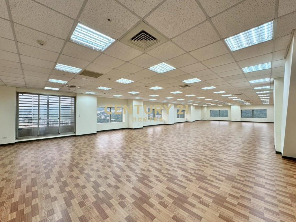 U-Town簡裝半層大廠辦出租中