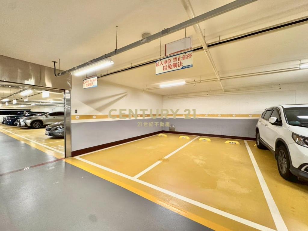 U-Town簡裝半層大廠辦出租中