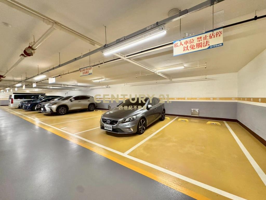 U-Town簡裝半層大廠辦出租中