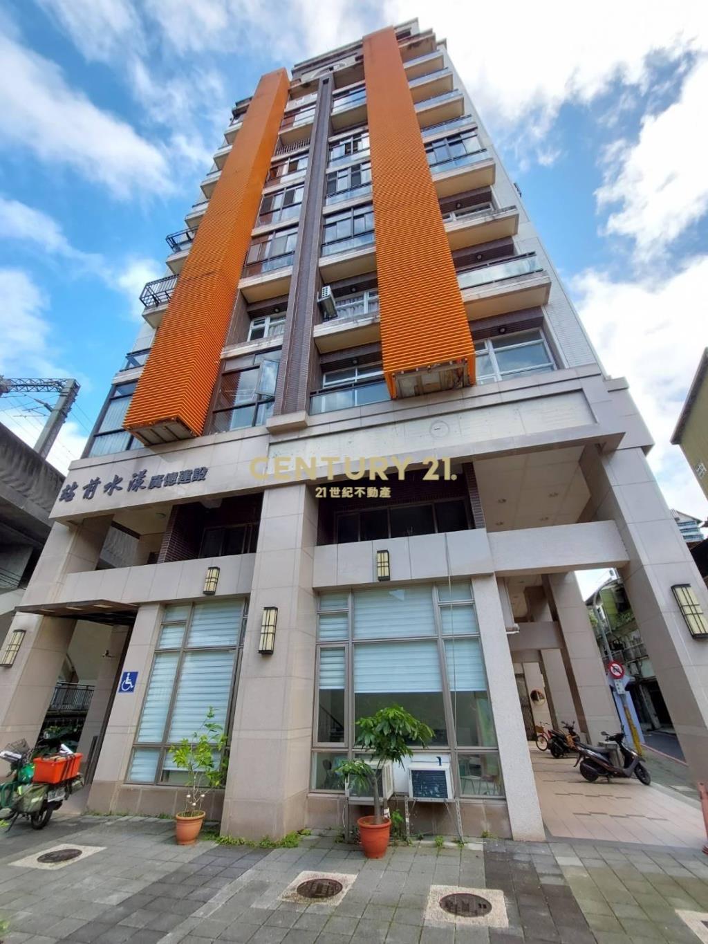 河濱轉角正二層挑高店面-21商仲