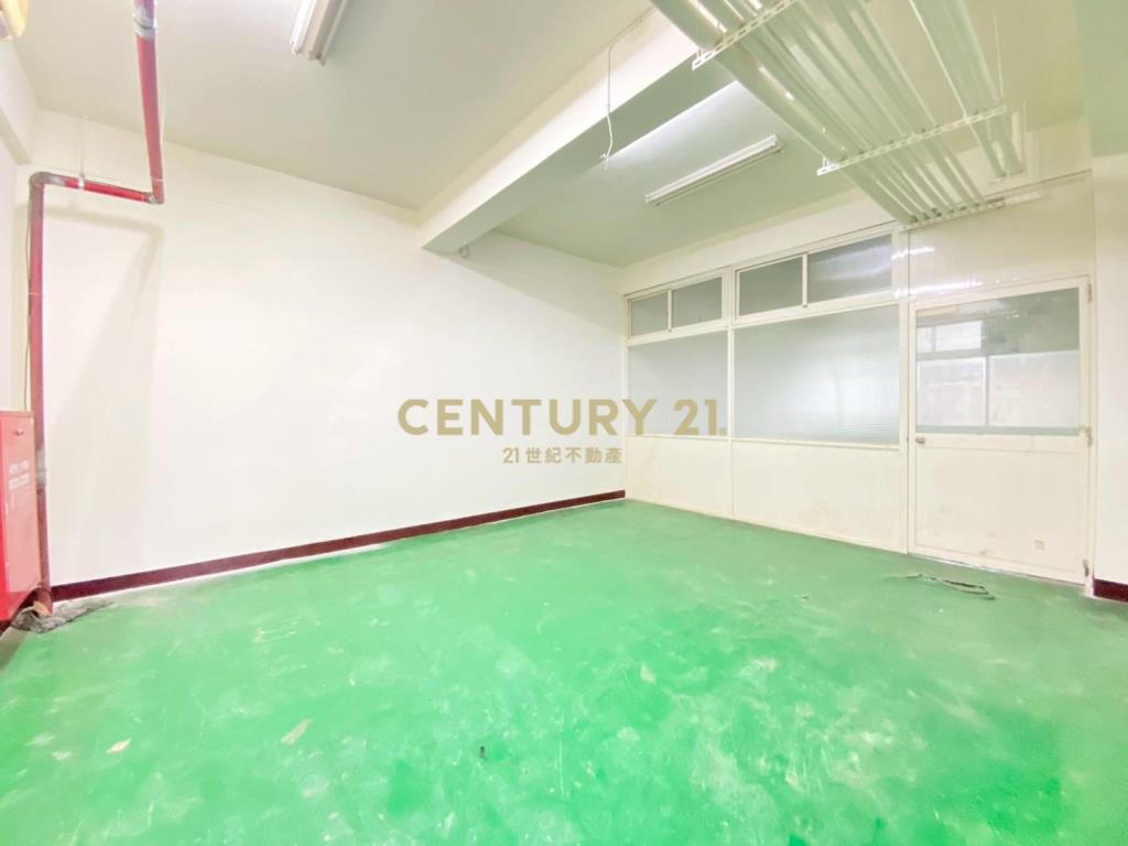 少有釋出200坪廠房大貨梯可進棧板