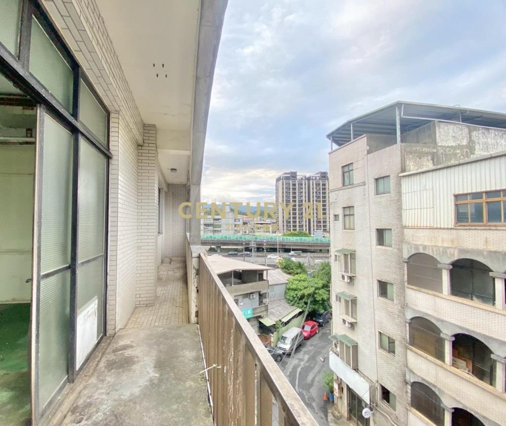 少有釋出200坪廠房大貨梯可進棧板