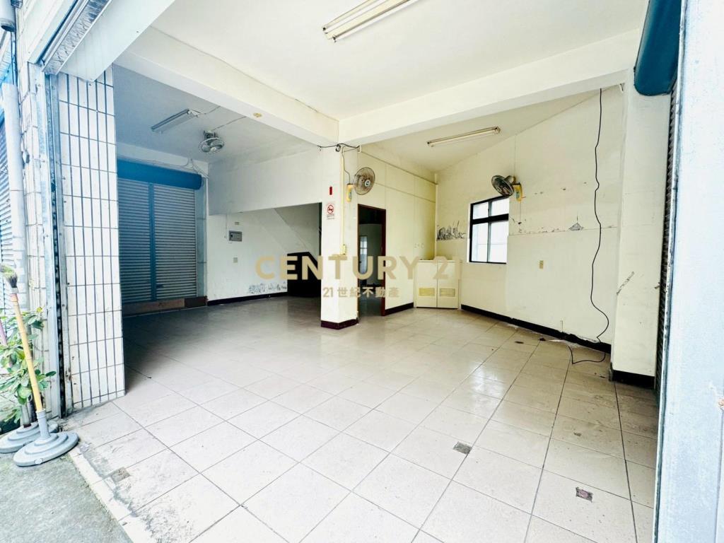 LG032新月旁三角窗店住