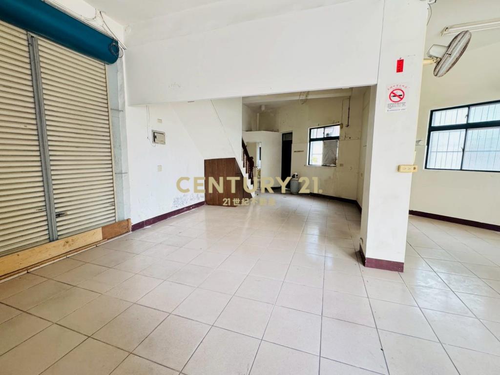 LG032新月旁三角窗店住