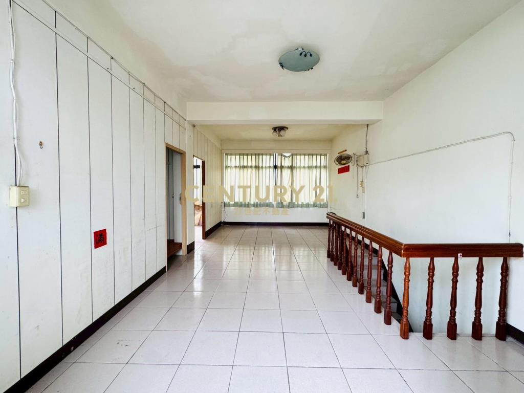 LG032新月旁三角窗店住