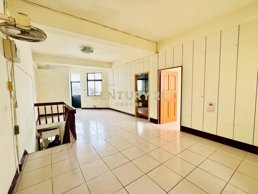 LG032新月旁三角窗店住