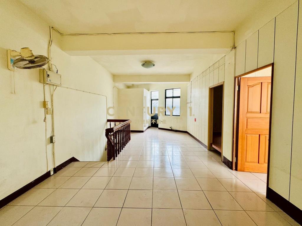 LG032新月旁三角窗店住