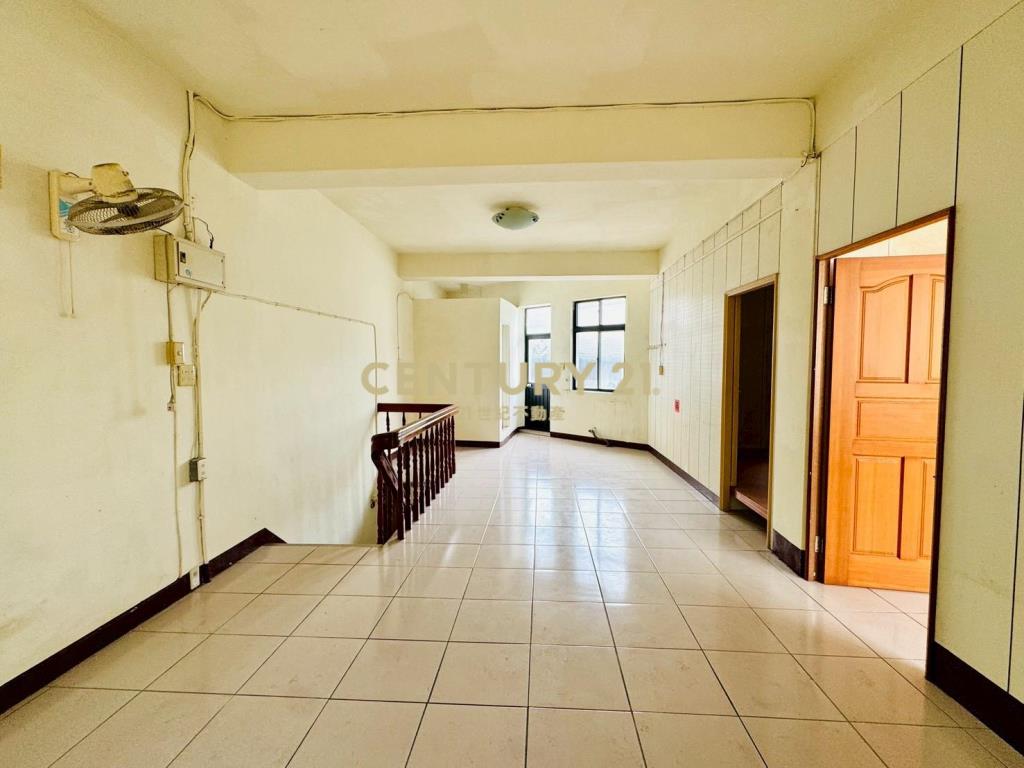 LG032新月旁三角窗店住