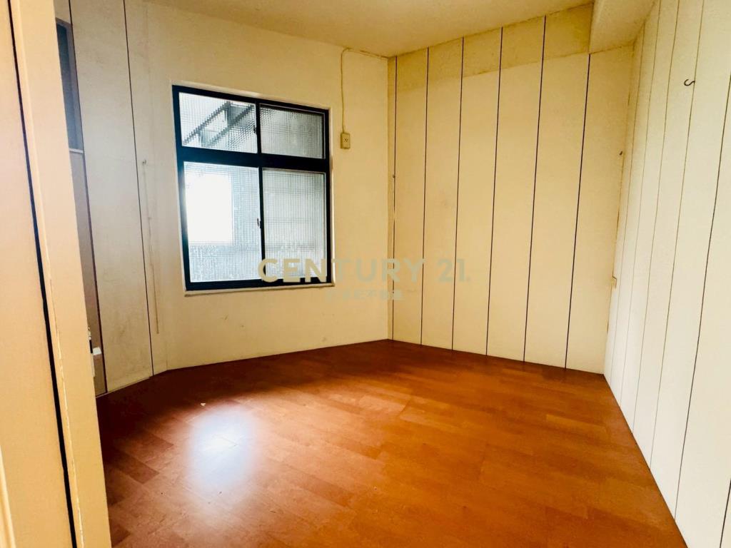 LG032新月旁三角窗店住