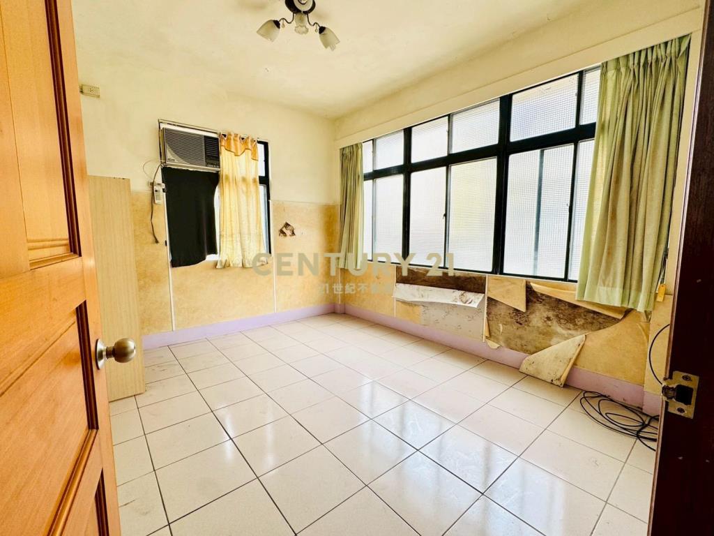 LG032新月旁三角窗店住